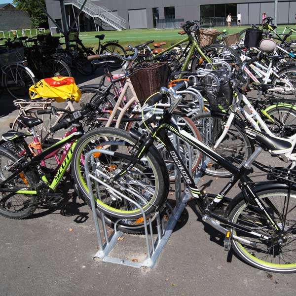 Cykelparkering til ethvert behov | Cykelstativer | Falco-ideal 2.0 dobbeltsidet cykelstativ | image #5 |  FalcoIdeal-2.0-dobbeltsidet-cykelstativ-giver-cyklen-en-ideel-støtte